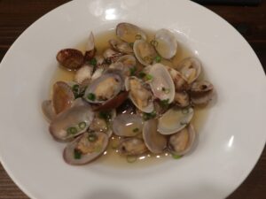 アサリの酒蒸し 炉端焼 炙旺にて