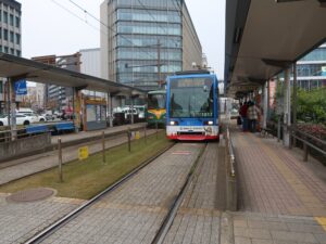 鹿児島市交通局 鹿児島中央駅前停留所 ホーム 左が郡元方面行き 右が天文館通・鹿児島駅方面行き