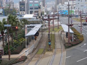 鹿児島市交通局 鹿児島中央駅前停留所 ホームを上から撮影 左が天文館・鹿児島駅方面行き 右が郡元方面行き