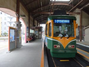 鹿児島市交通局 谷山停留所 1番線 奥に定期券販売所があります