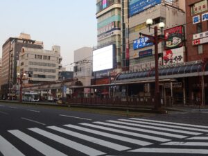 鹿児島市交通局 天文館通電停 鹿児島駅前方面行き 奥が電車通り