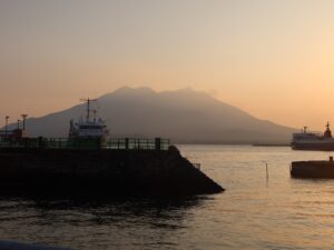 鹿児島 朝のウォーターフロントパークから見える桜島