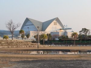 鹿児島 朝のウォーターフロントパークから見えるかごしま水族館