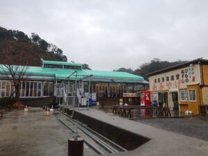 保田漁協直営 お食事処ばんや 建物 隣にお土産屋さんがあります