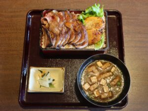 ステーキ重 味噌汁と漬物 横浜みなとみらい万葉倶楽部にて