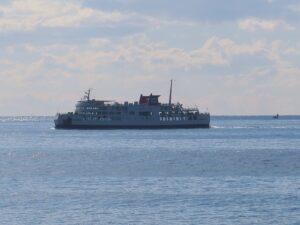漁師料理かなや 天然温泉海辺の湯から見える東京湾フェリー 金谷港に向かって航行中