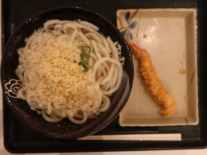 かけうどん(中)とエビ天ぷら 新習志野駅前 天然温泉 湯~ねるにて