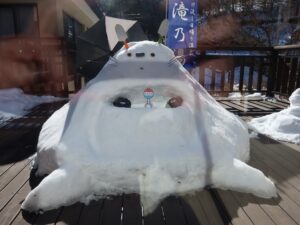 草津温泉 大滝乃湯 入口 雪でできたトトロ?