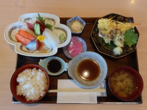 刺身と天ぷら定食 鵜の岬温泉 鵜来来の湯 十王にて