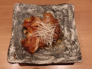 鶏のもも焼き 新宿天然温泉 テルマー湯にて
