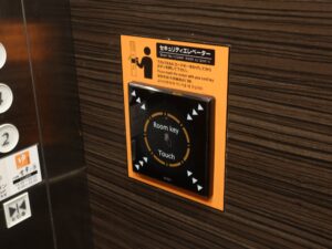 アパホテル 名古屋栄北 エレベーターはカードキーをタッチしないと客室階へ行けません