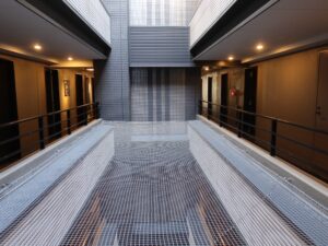 アパホテル 名古屋栄北 建物の真ん中が吹き抜けになっています