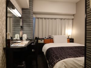 アパホテル 名古屋栄北 シングルルーム 玄関から窓方向を撮影