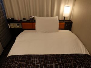 アパホテル 名古屋栄北 シングルルーム ベッド