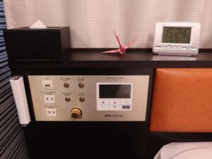 アパホテル 名古屋栄北 シングルルーム 枕元 目覚まし時計 エアコンと照明のスイッチ USBポート ACコンセント ティッシュ 非常灯があります