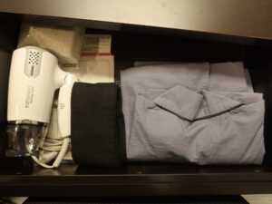 アパホテル 名古屋栄北 シングルルーム 引き出しの中 ドライヤーと部屋着が入っています