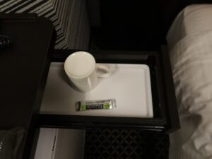 アパホテル 名古屋栄北 シングルルーム 引き出し マグカップとお茶が入っています