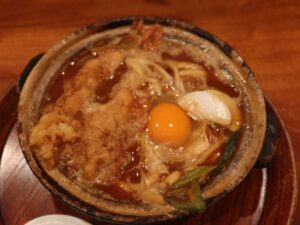 味噌煮込みうどん 天ぷら入り 山本屋本店 栄本町通店にて