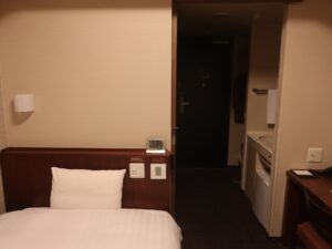 ドーミーイン熊本 セミダブルルーム 窓側から玄関方向を撮影