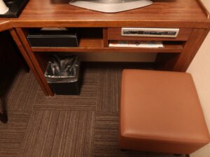 ドーミーイン熊本 セミダブルルーム 液晶テレビの下 ティッシュとゴミ箱があります