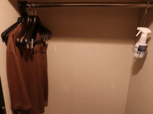 ドーミーイン熊本 セミダブルルーム 玄関わきのハンガー