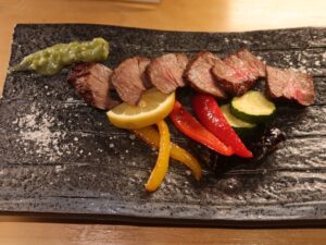 あか牛くらしたのグリル 刻み山椒と岩塩 西銀 ぼたんにて