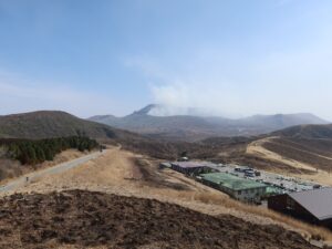 阿蘇山 中岳 草千里展望デッキから撮影