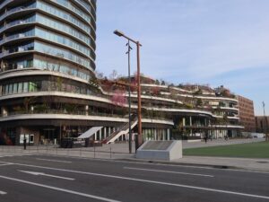 熊本桜町バスターミナル 低層階を斜めから撮影