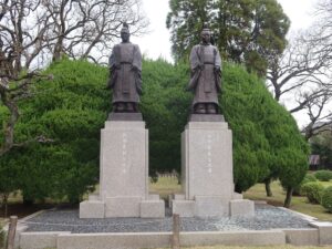 水前寺成趣園 水前寺公園 細川忠利像と長岡護全像
