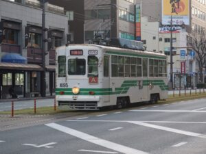 熊本市交通局 1090形 辛島町電停付近にて