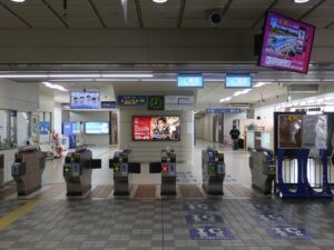 大阪モノレール 大阪空港駅 改札口 Suica・PASMO・PiTaPa対応の自動改札機が並びます