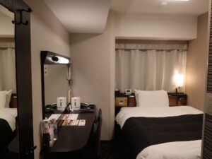 アパホテル＆リゾート 大阪梅田駅タワー スタンダードルーム 玄関から窓方向を撮影