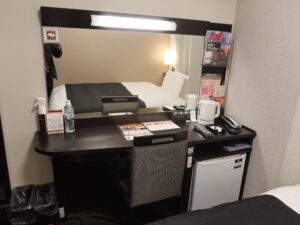 アパホテル＆リゾート 大阪梅田駅タワー スタンダードルーム デスク全体