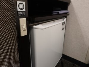 アパホテル＆リゾート 大阪梅田駅タワー スタンダードルーム デスク下 部屋着と冷蔵庫があります