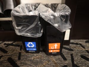 アパホテル＆リゾート 大阪梅田駅タワー スタンダードルーム デスク下 ごみ箱とACコンセント