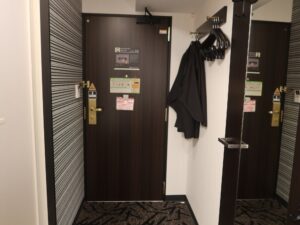 アパホテル＆リゾート 大阪梅田駅タワー スタンダードルーム 入口 ハンガーがあります
