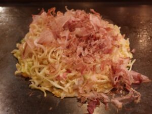 飛騨玉モダン焼き そばとかつお節を乗せたところ 風の街 京橋 飛騨店にて