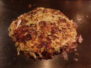 飛騨玉モダン焼き ひっくり返したところ 風の街 京橋 飛騨店にて