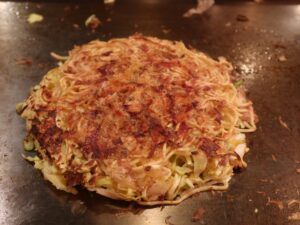 飛騨玉モダン焼き さらにひっくり返したところ 風の街 京橋 飛騨店にて