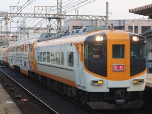近鉄大阪線 30000系 ビスタEX 全体 弥刀駅にて撮影