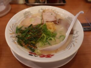 ニラ玉入りラーメン ふくちゃんラーメン塚本店にて