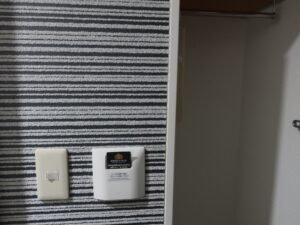 アパホテル 千葉八千代緑が丘 シングルルーム 玄関脇のカードホルダーと明かりのスイッチ