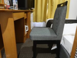 アパホテル 千葉八千代緑が丘 シングルルーム デスクを横から この狭さは特筆もの