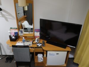 アパホテル 千葉八千代緑が丘 シングルルーム デスク回り 液晶テレビがデカすぎます