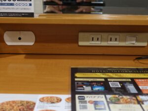 アパホテル 千葉八千代緑が丘 シングルルーム ACコンセントと明かりのスイッチ