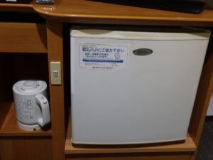 アパホテル 千葉八千代緑が丘 シングルルーム デスク下 電気ポットと冷蔵庫があります