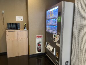 アパホテル 千葉八千代緑が丘 1階 自動販売機と電子レンジ