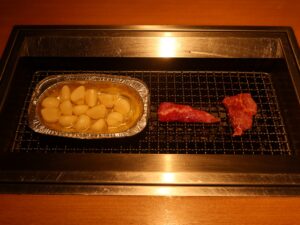 南大門カルビ 和牛ロース にんにくのオイル焼きを焼いているところ ザ・グランドスパ南大門にて