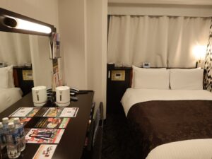 アパホテル 千葉駅前 スタンダードルーム 玄関から窓方向を見る