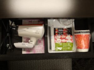 アパホテル 千葉駅前 スタンダードルーム 引き出しの中 ドライヤー、宅急便伝票、飲み物、グラス、紙コップがあります